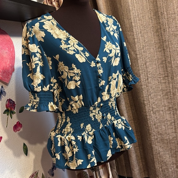 Sienna Sky dark and cream floral teal short flutter sleeve peplum blouse. Size L - Picture 5 of 17